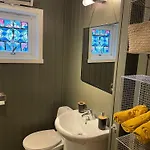 Apartment Centrally Located In Classic Townhouse *