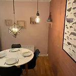 Apartment Centrally Located In Classic Townhouse *
