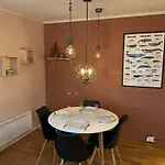 Centrally Located In Classic Townhouse Apartment Tromso