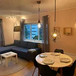 Apartment Centrally Located In Classic Townhouse *