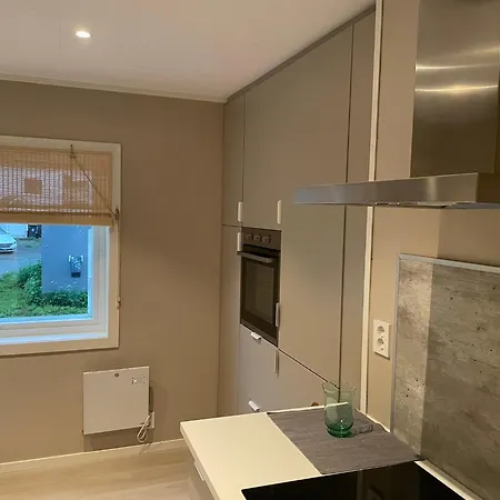 Centrally Located In Classic Townhouse Apartament