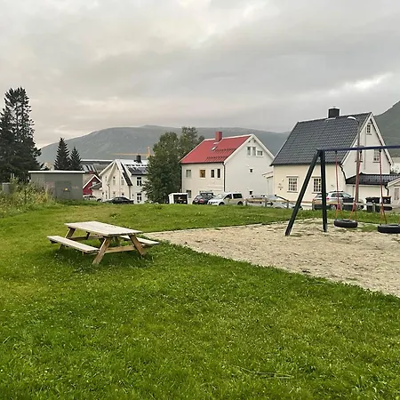 Centrally Located In Classic Townhouse Apartament *